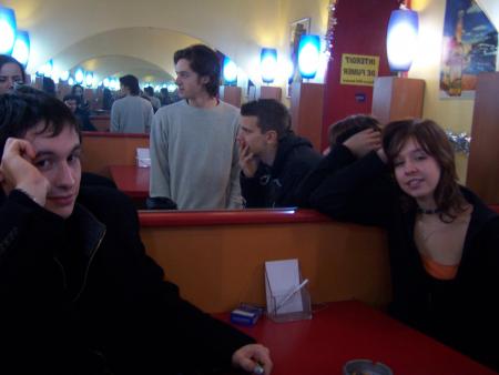Romain et Justine et dans le miroire, les deux Quentin....