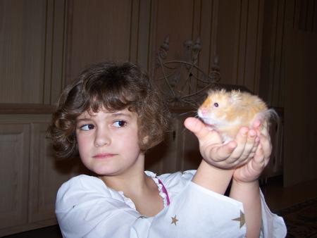 Wendy s'est achetée un hamster.....Grignotin
