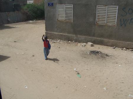 Enfant de Dakar qui va a l'école