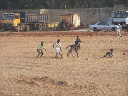 Petit foot au milieu des travaux de Dakar