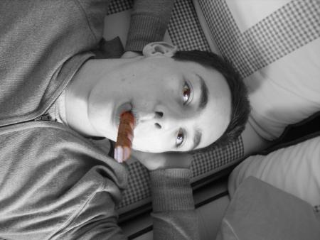 Adrien joue ac son Kinder Bueno