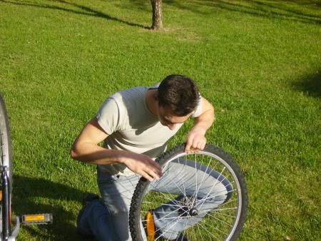 Vendredi, Adrien répare les vélos