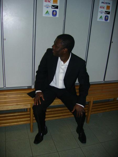 Charles dans les vestiaires des lensois....