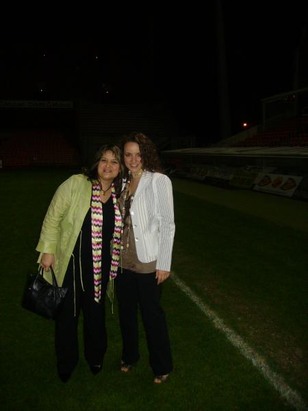 Coralie et moi sur la pelouse du stade