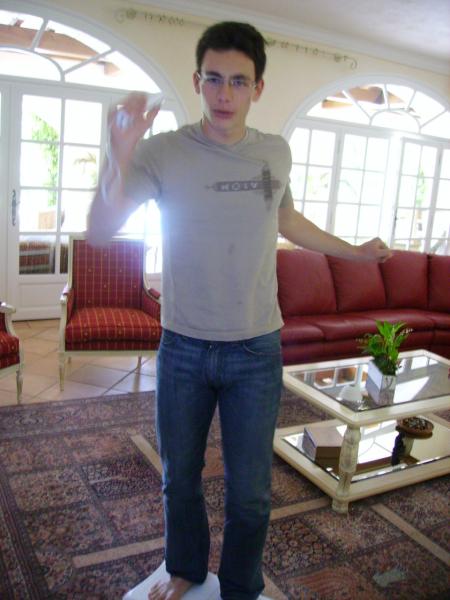 Adrien fait de la Wii Fit!