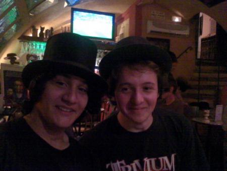 Tom et Christopher dans le bar à absinthe