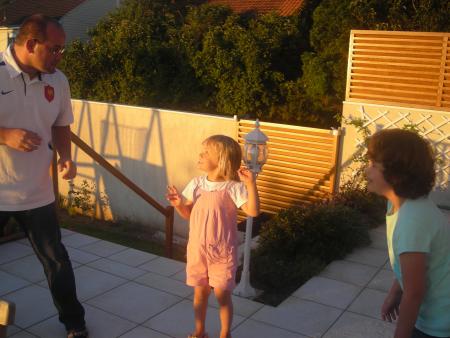 Willy joue avec les petites