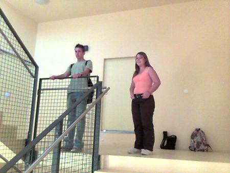 Emilie et Quentin attendent pour aller en SVT