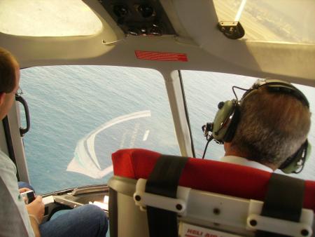 Willy a gauche près du pilote