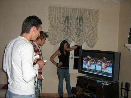 Dianou, Quentin et Adrien devant la Wii!